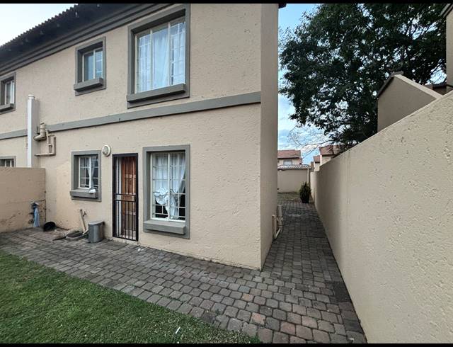 2 BEDROOM DUPLEX FOR SALE IN WILLOW GLEN